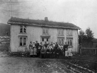 1918.07.21 - Brud- Maren Bergitte Edvardsdatter - Brudgom- Hagen Helmer Pareli Hartviksen - Utenfor våningshuset i Ravik - Kilde- Are Andersen